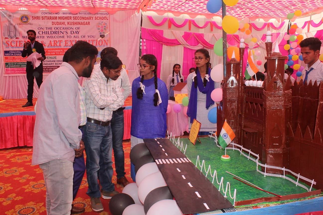 Students explaining a working exhibition model